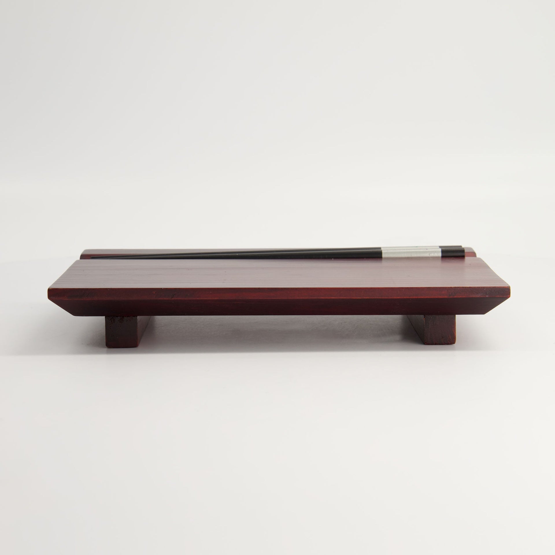 Plateau sushi en bois avec baguettes – 24 cm