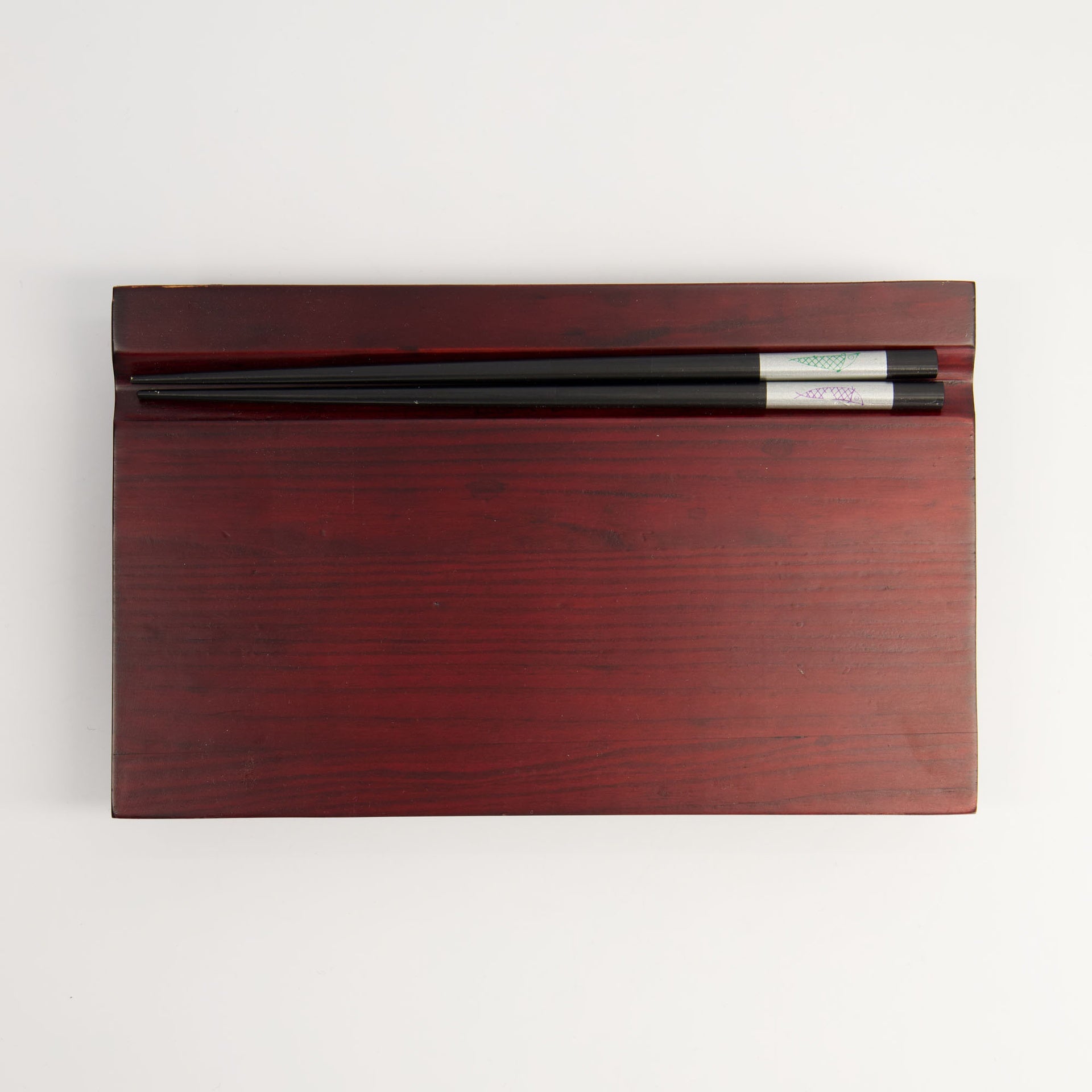 Plateau sushi en bois avec baguettes – 24 cm