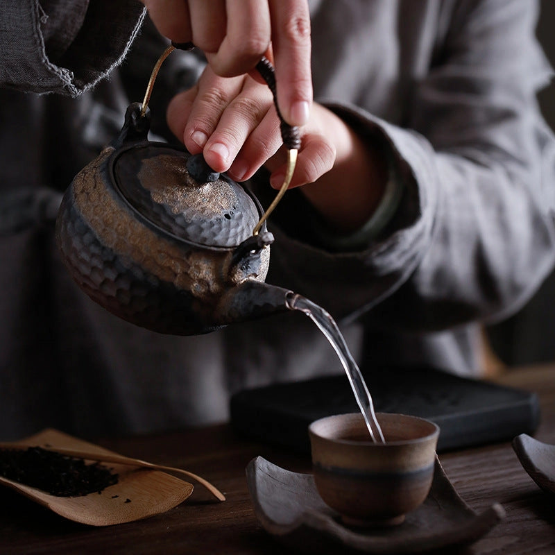 Théière artisanale noire et dorée 230ml